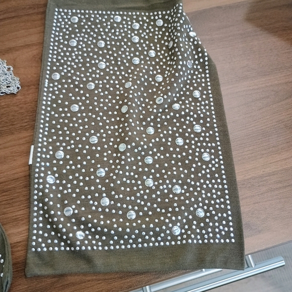 Elegant Olive Green Scarf with Silver Accents - Picture 2 of 3